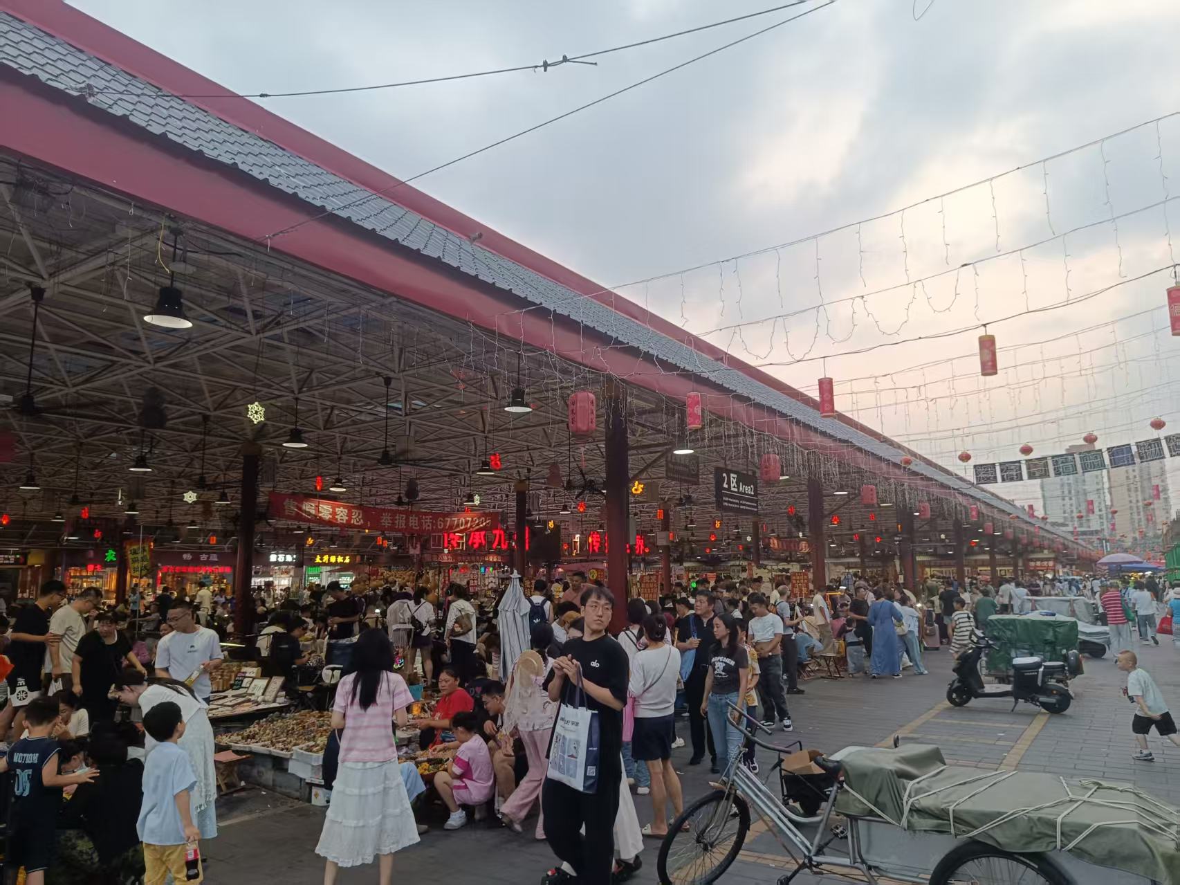 潘家园市场里熙攘的人流