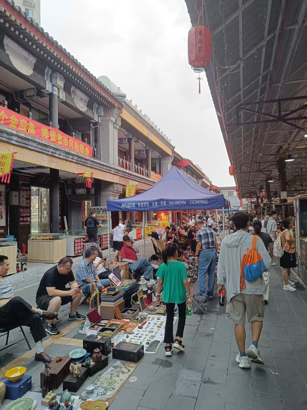 潘家园从地摊到店面的市场街景